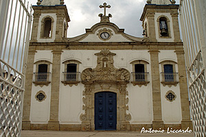 Igreja matriz de Prados, MG - Frontispício em cantaria de granito, abundante na região do campo das vertentes.