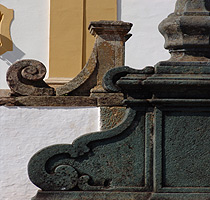 Cantaria em xisto cinza e quartzito. Tiradentes, MG
