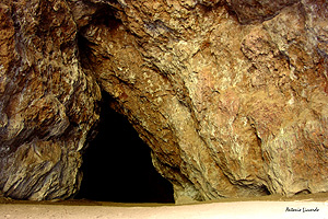 Gruta da Pedra Ume - em rocha vulcânica no Parque Guartelá - Tibagi, PR.