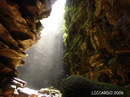 Buraco do Padre - PR - Furna em arenito com cachoeira visitável por dentro